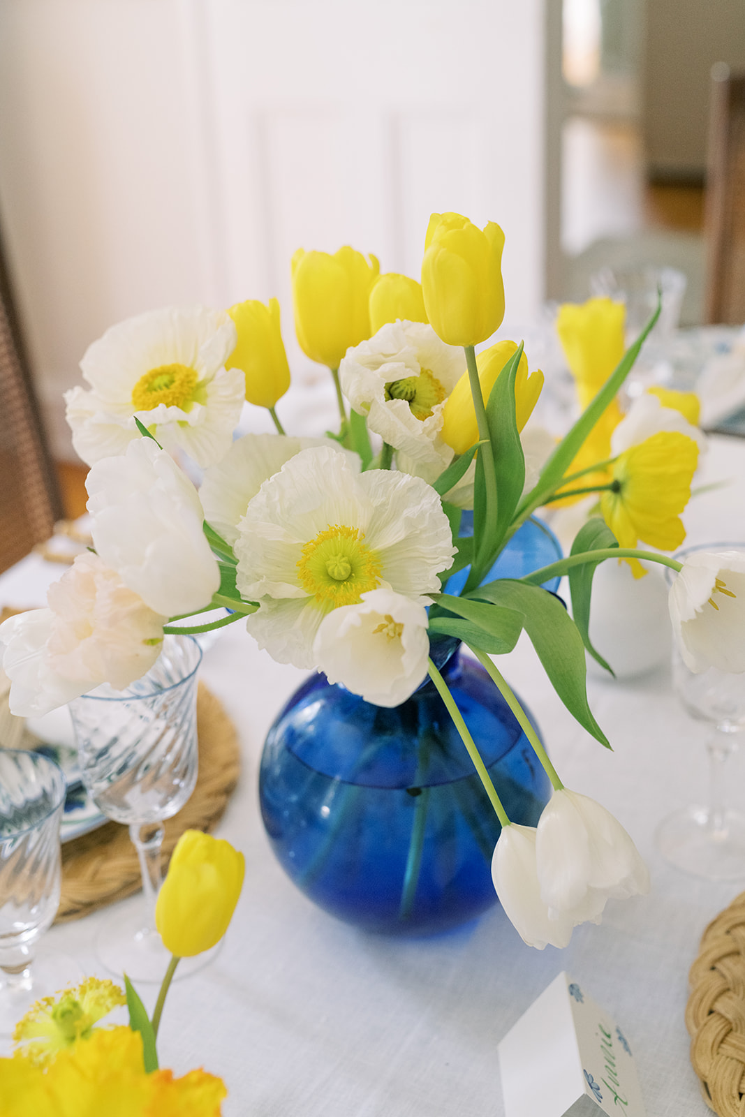 fresh flowers tablescape, fresh flowers on table, lunch tablescape with fresh flowers, springtime table with fresh flowers