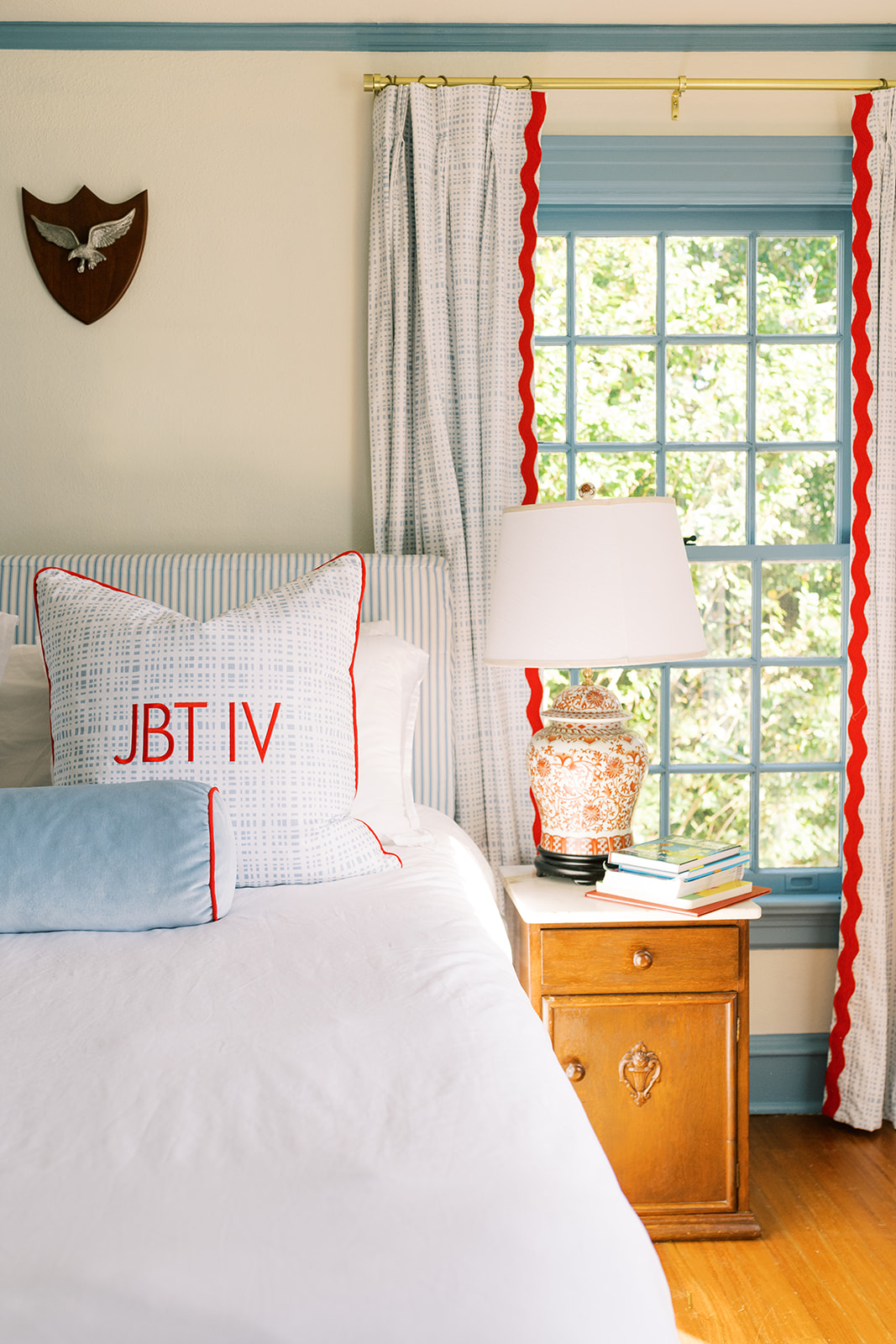 timeless boy bedroom ideas, red, white and b